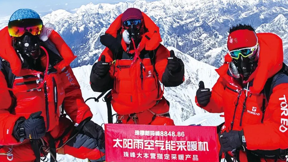 登峰造極，使命必達(dá)！太陽雨空氣能旗幟登頂珠峰之巔！